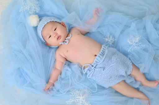 拉萨满月宝宝放屁臭